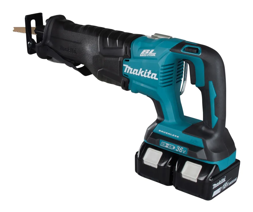 Pildil on näha Makita akuuniversaalsaag DJR360Z, millel on sinine ja must korpus ning saetera eesosas.