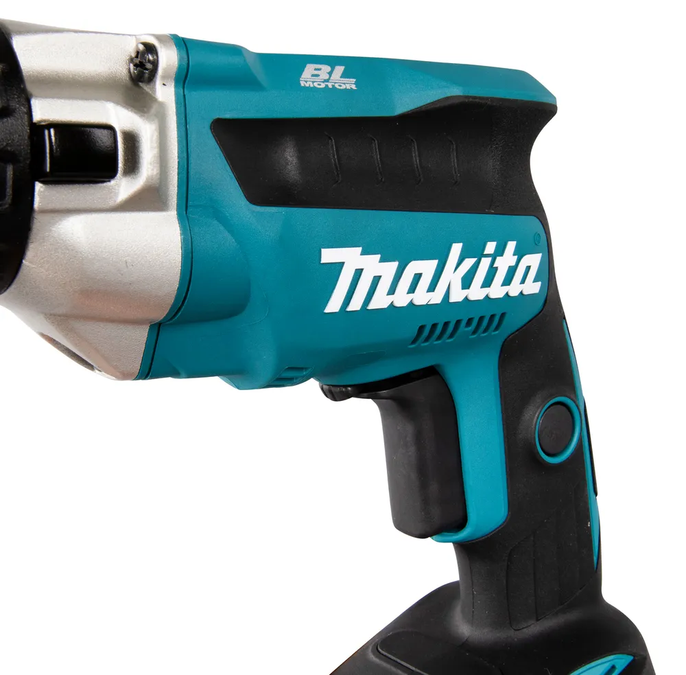 Pildil on näha Makita akuplekilõikuri DJS131Z detail, kus on esile toodud brändinimi ja osa tööriista korpusest.
