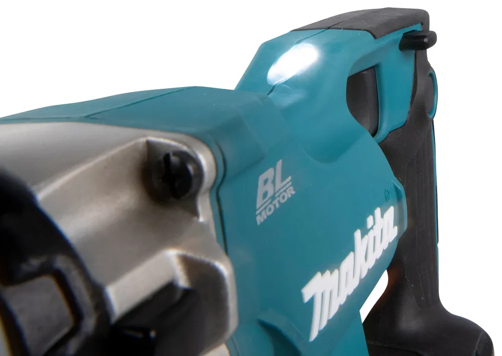 Pildil on detailne vaade Makita akuplekilõikuri DJS200Z esiosale, kus on näha LED-tuli, "BL MOTOR" märgistus ja osa...