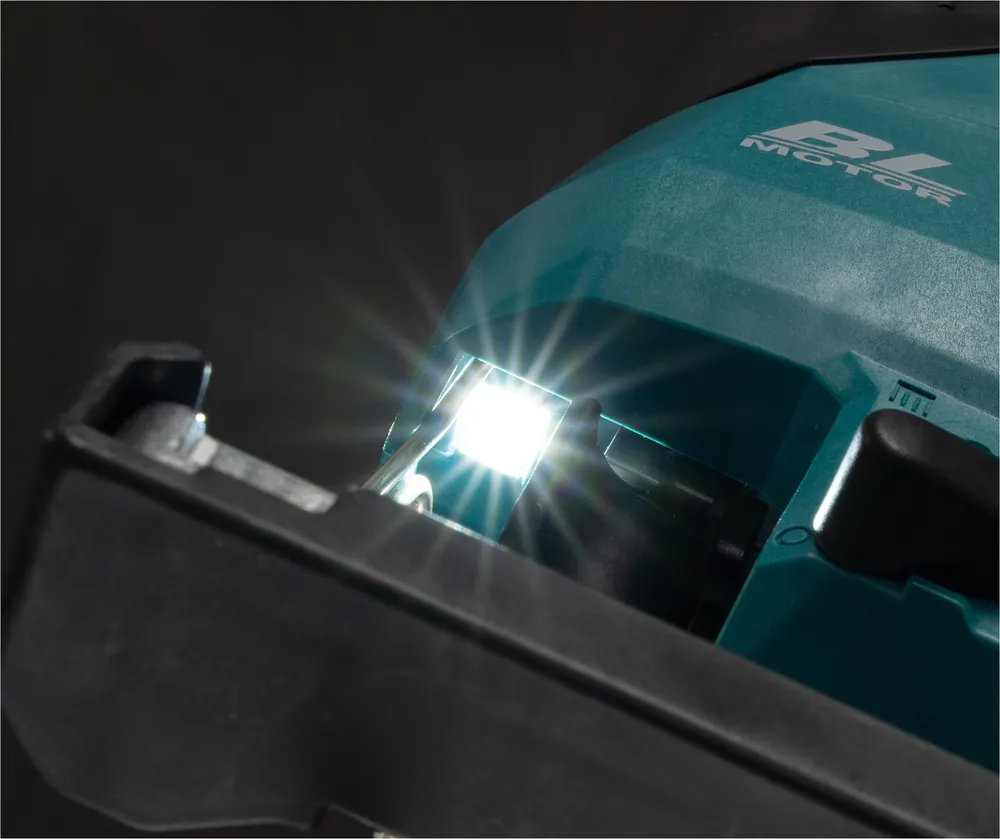 Pildil on näha Makita DJV184Z akutöötlussaagi esiosa, kus sisselülitatud LED-lamp heidab valgust toote korpusele.