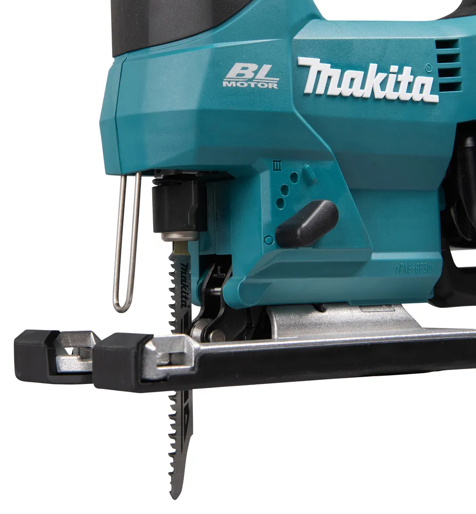 Pildil on näha Makita akutööriista, täpsemalt Makita akutikksaag DJV184Z, detail, kus on näha tera ja osa mootoriosast.