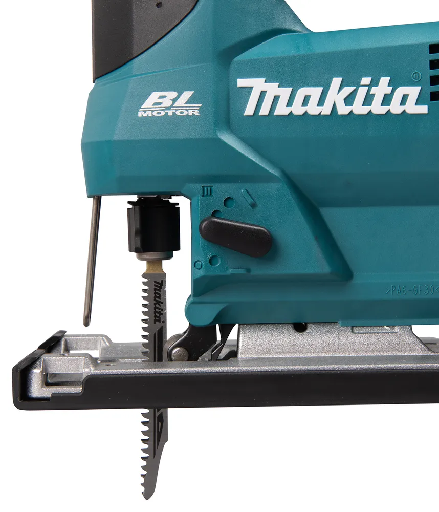 Pildil on näha Makita akutööriista, millel on saetera sees ning see on ette valmistatud tööde tegemiseks.