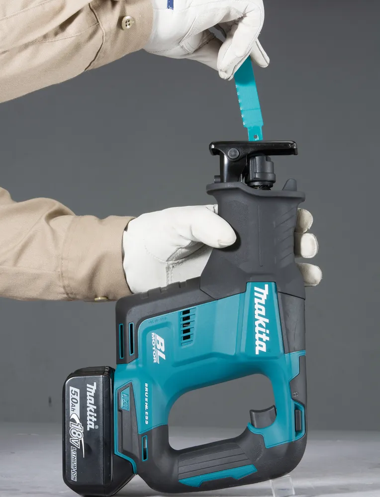 Makita battery universal saw DJR188Z, without battery and charger