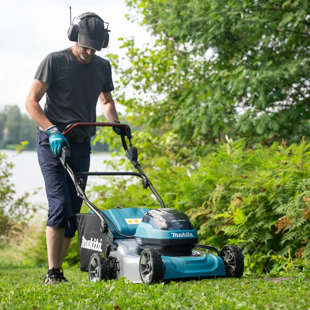 Makita cordless lawnmower DLM466ZX, without battery and charger