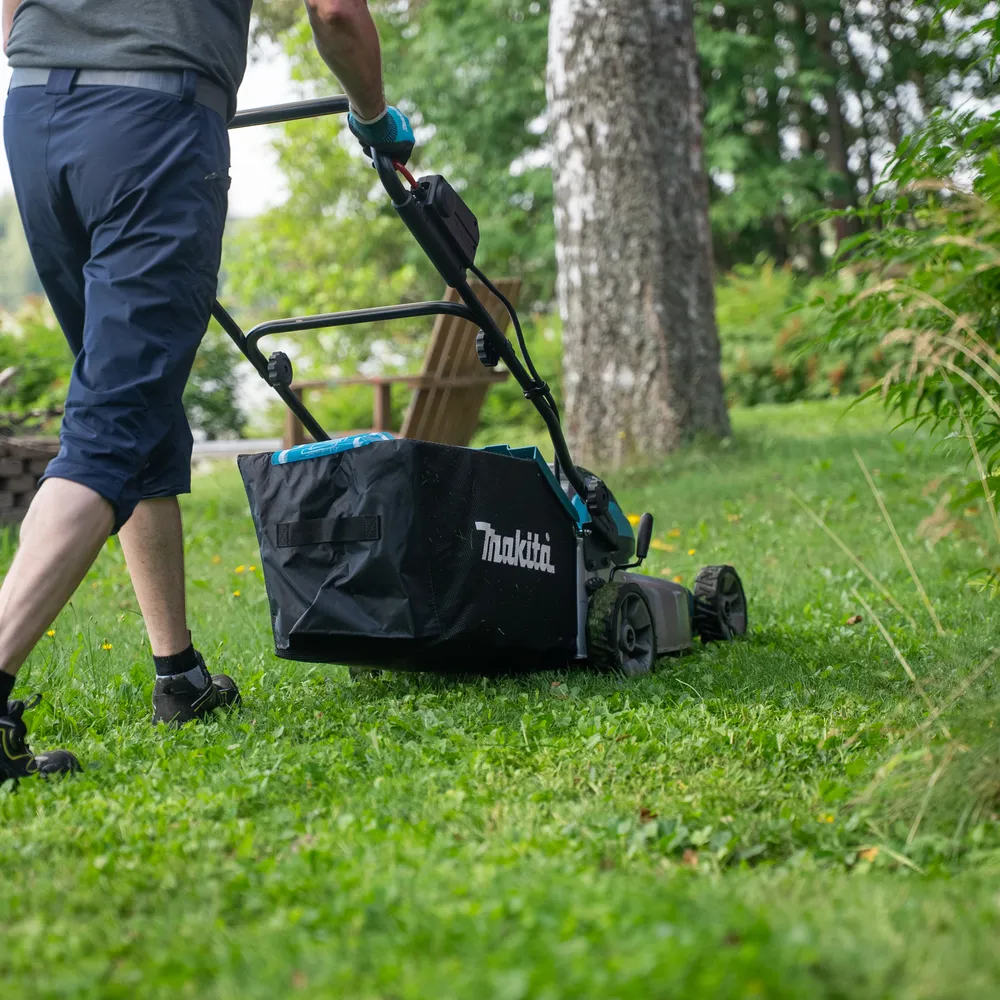 Makita cordless lawnmower DLM466ZX, without battery and charger