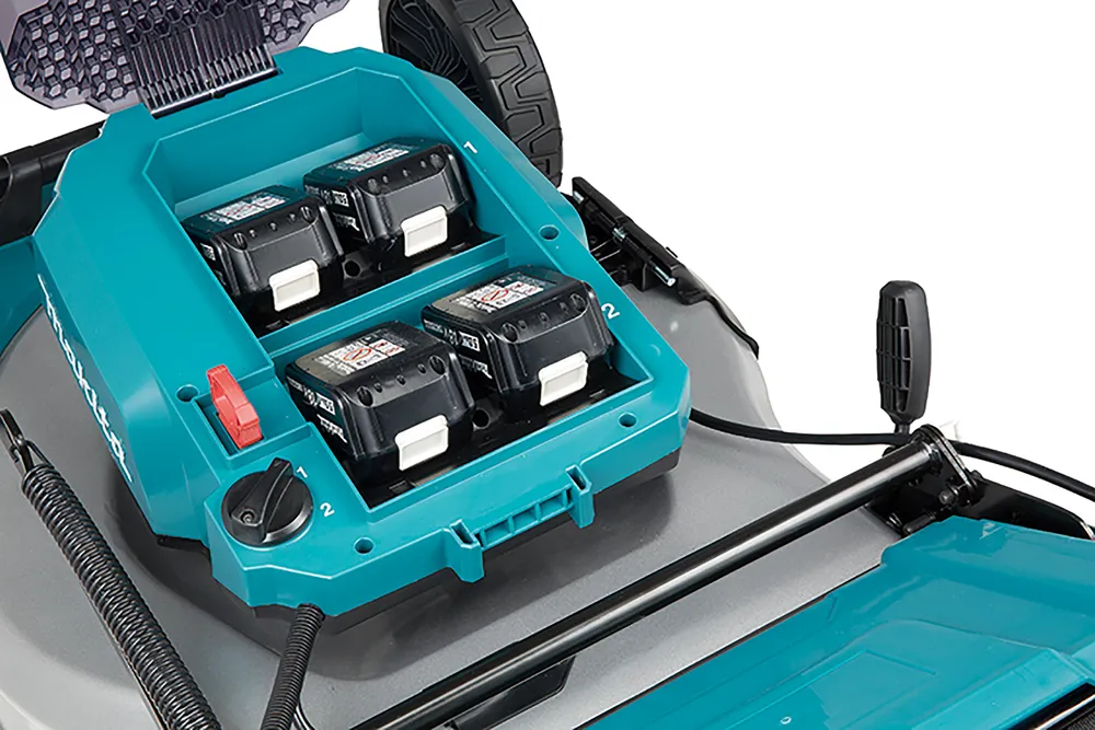 Pildil on näha Makita akumuruniiduki DLM530Z avatud akuosa, kus on neli akut.