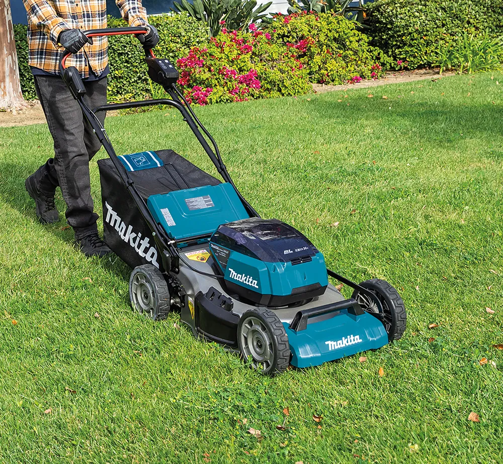 Pildil on Makita akumuruniiduk DLM530Z, millega inimene muru niidab.