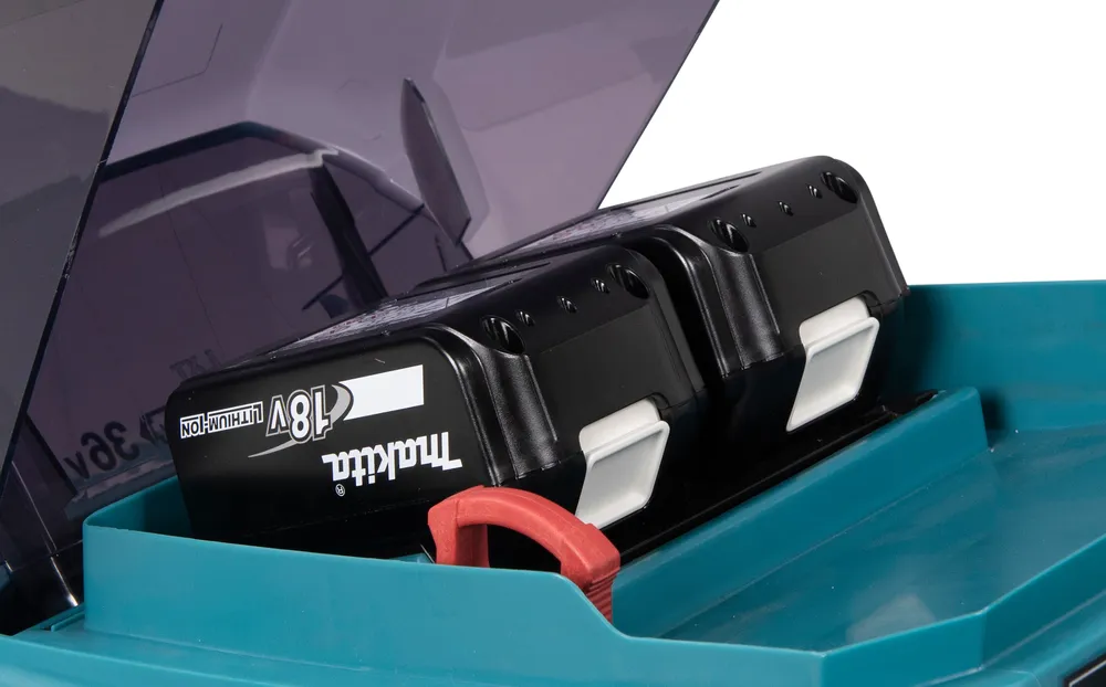 Pildil on Makita akumuruniiduki DLM538Z akuosak, kus on näha kaks 18V akut ning toote sinine korpus.