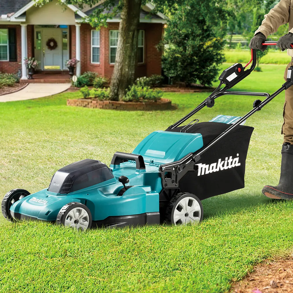 Pildil on näha Makita akumuruniiduk DLM538Z, mida inimene muru peal kasutab.