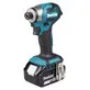 Pildil on Makita DLX4200JX1 combokit osa, täpsemalt akuga löökkruvikeeraja, millel on kinnitatud aku ja vööklambrid.