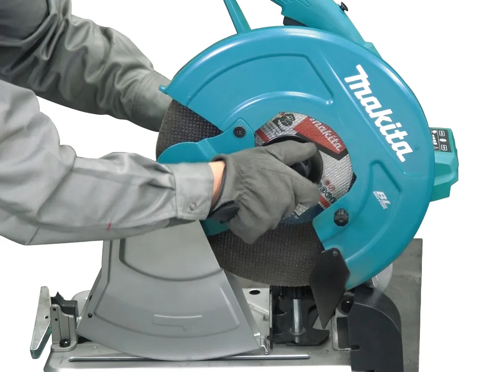Pildil on Makita akuga metallilõikur DLW140Z, millel on käepidemete abil tehtav lõiketerade vahetus.