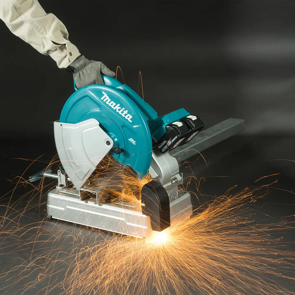 Pildil on näha, kuidas Makita akumetallilõikur DLW140Z lõikab metalltoru, tekitades palju sädemeteefekti.