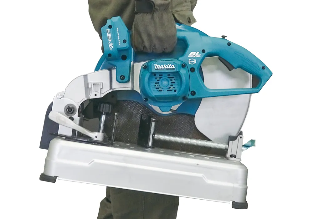 Pildil on Makita akuketallilõikur DLW140Z, mida inimene hoiab.