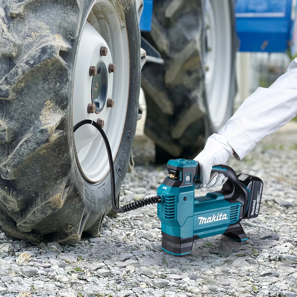 Pildil on näha Makita akupump DMP181Z, mida kasutatakse traktori rehvi täitmiseks.