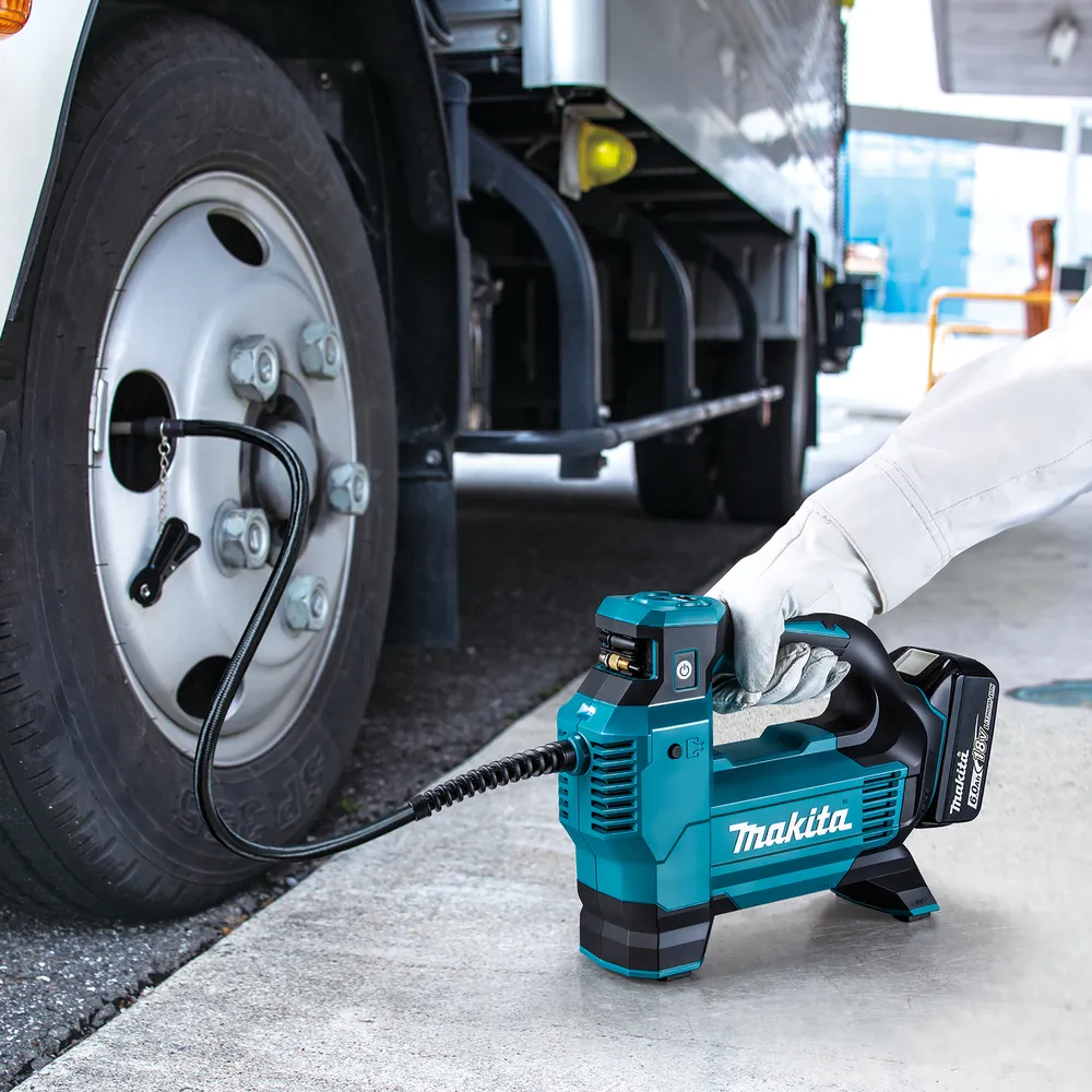 Pildil on Makita akupump DMP181Z, millega täidetakse rehvi.