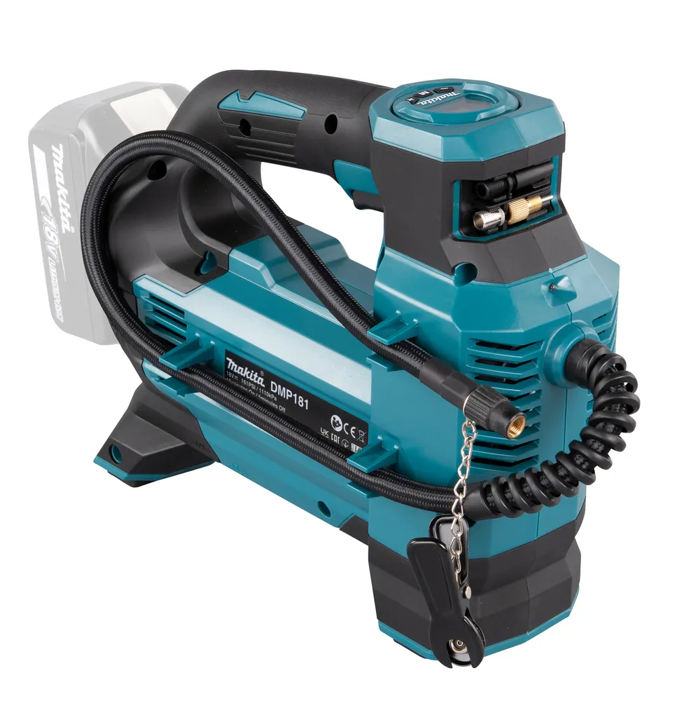 Pildil on näha Makita akupump DMP181Z koos vooliku ja otsikutega, valmis kasutamiseks.