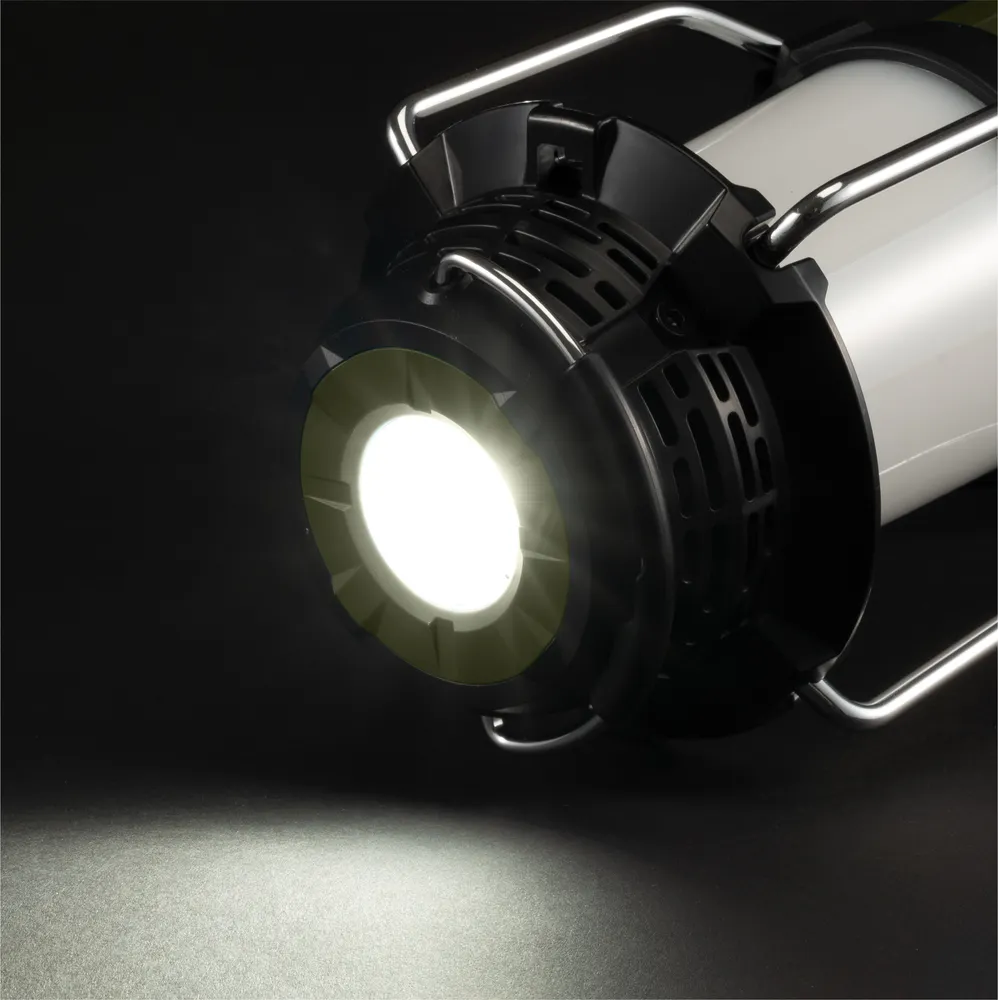 Pildil on näha Makita akulamp-raadio DMR056, millel põleb ere LED-lamp ja mis heidab valgust mustal taustal.