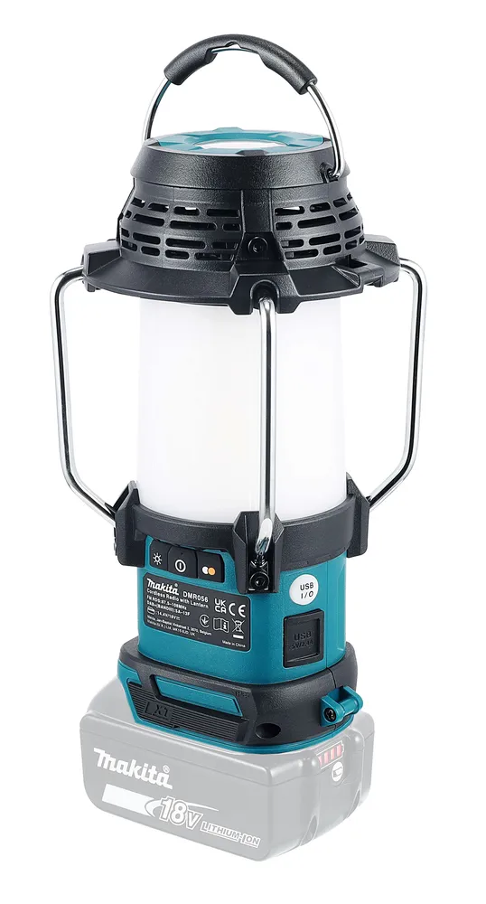 Pildil on Makita akulamp-raadio DMR056 ilma aku ja laadijata, mis seisab tüüpilise Makita 18V LXT akul.