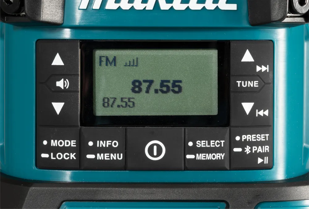 Pildil on Makita akulamp-raadio DMR056 juhtpaneel, kus on näha digitaalne ekraan ja nupud helitugevuse reguleerimiseks...