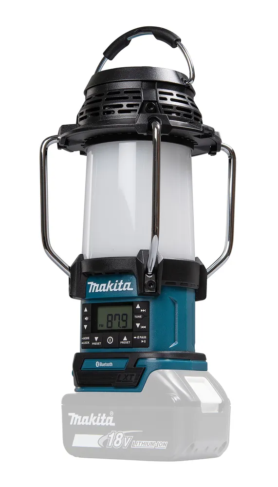 Pildil on Makita akulamp-raadio DMR057, mille küljes on ka akuadapter.
