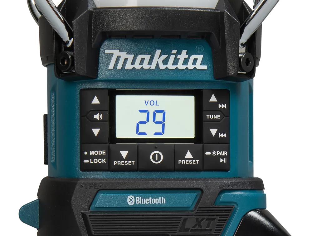 Pildil on Makita akulamp-raadio DMR057, millel on digitaalne ekraan, juhtnupud ja Bluetooth-ühenduse võimalus.