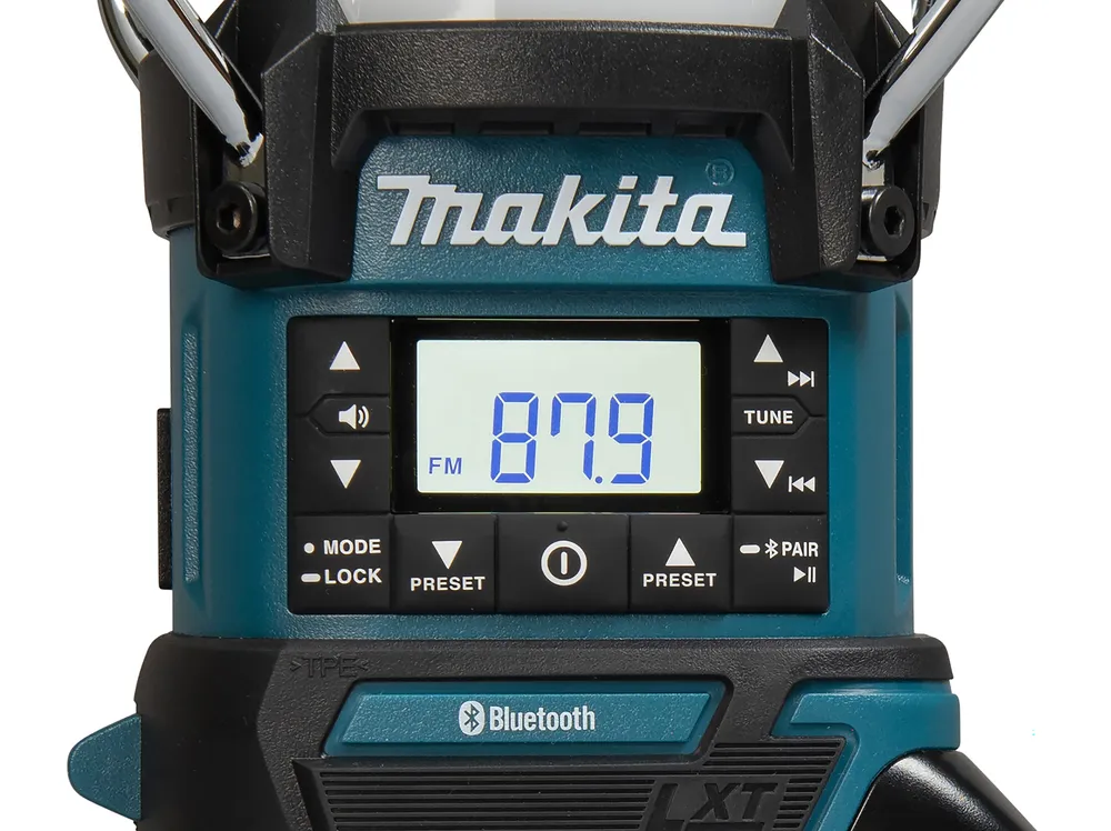 Pildil on kujutatud Makita akulamp-raadio DMR057, millel on digitaalne ekraan kuvamas raadiosagedust 87.9 FM ning mitmeid...