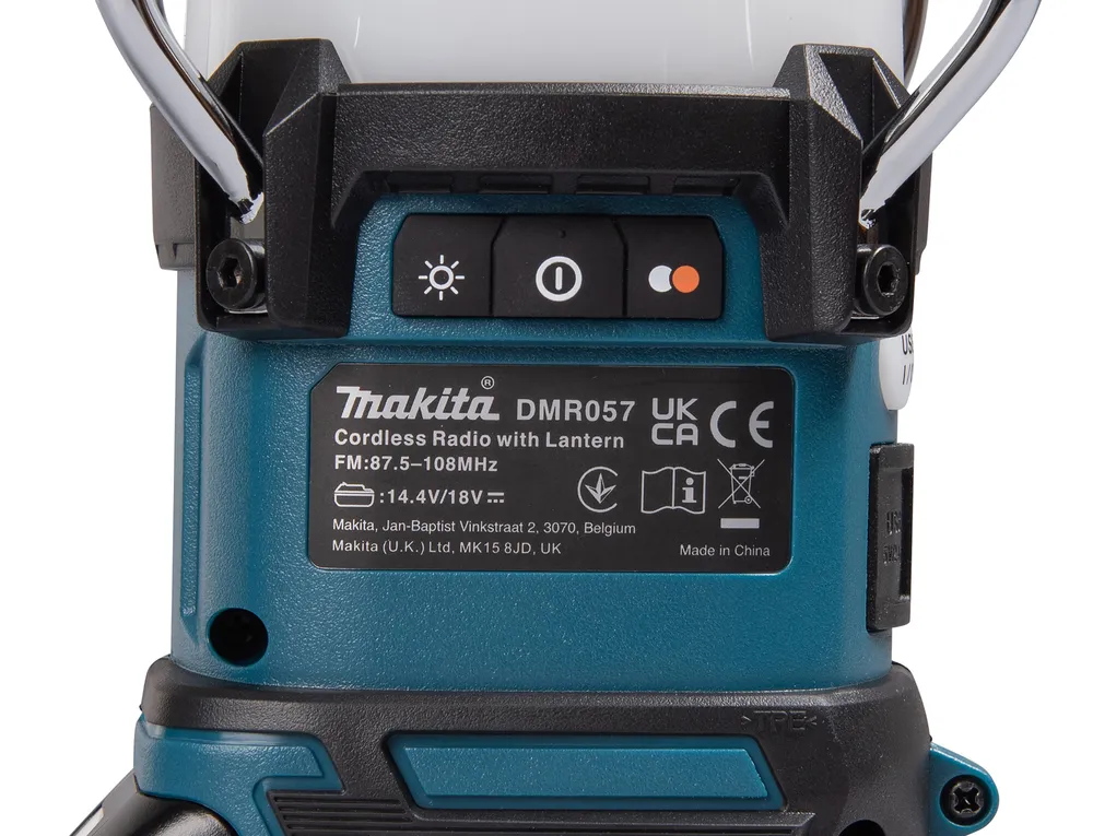 Pildil on Makita DMR057 akulamp-raadio, mis on valmistatud sinisest ja mustast plastikust.