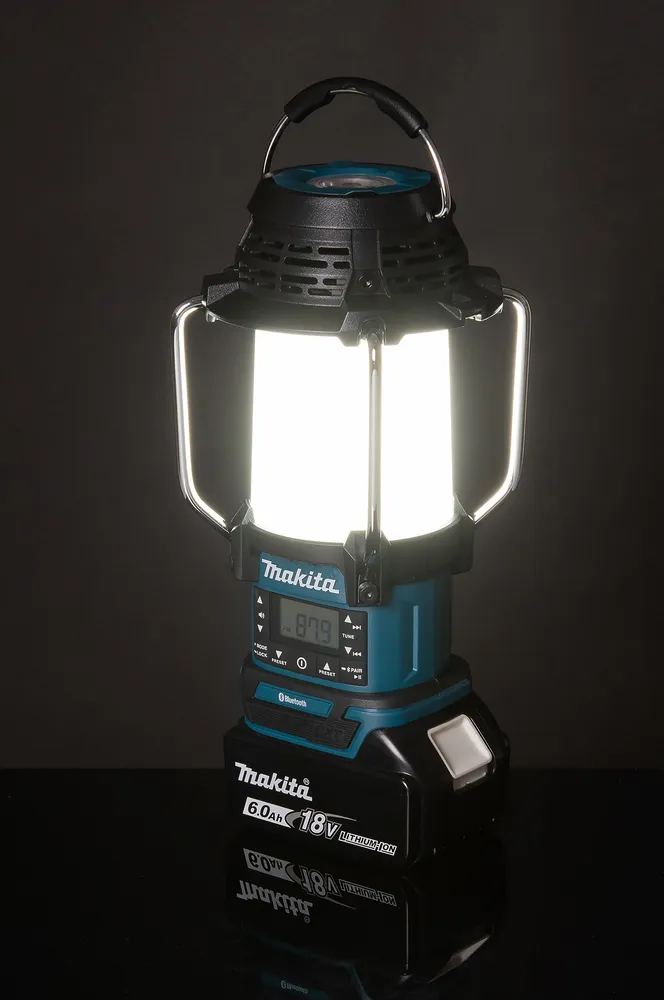 Pildil on Makita akulamp-raadio DMR057, mis särab eredalt taustal.