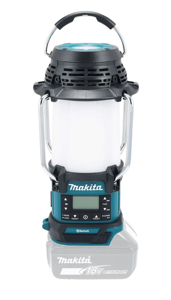 Pildil on Makita DMR057 akulamp-raadio, millel on selgelt näha toote nimi ja aku kinnitus.