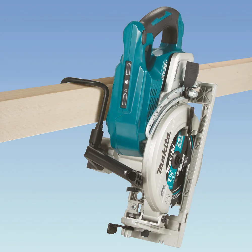 Pildil on Makita akuketassaag DRS780Z, mis on kinnitatud puidutüki külge, demonstreerides sae kasutamist.