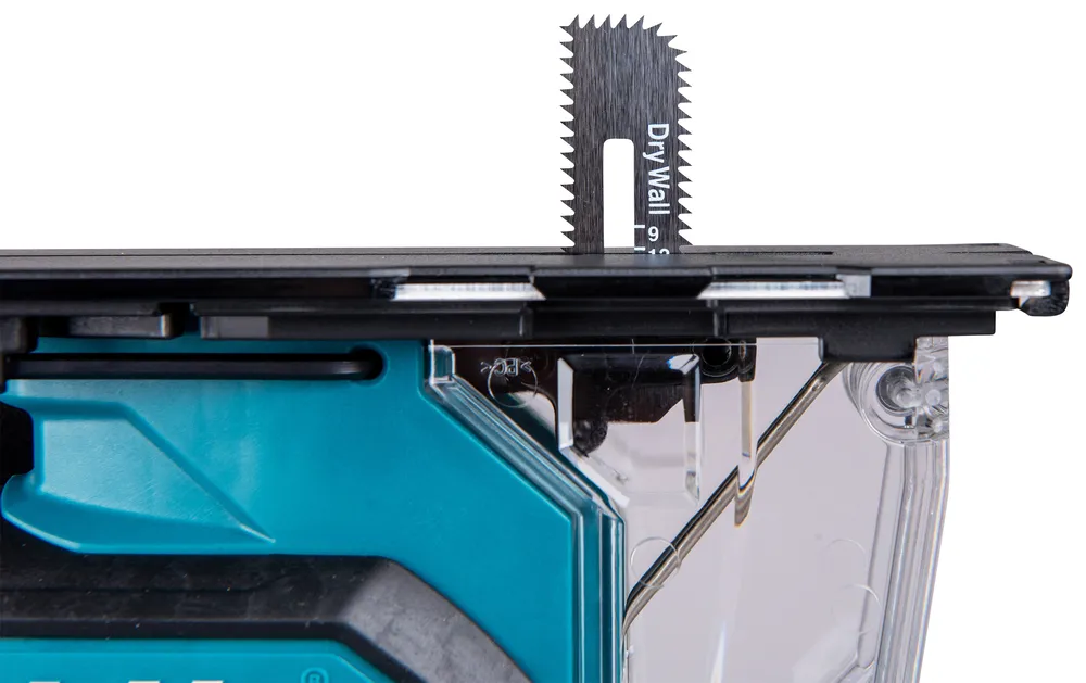 Pildil on detail akukipsplaadi lõikurist Makita DSD180Z, millel on näha selle tera.
