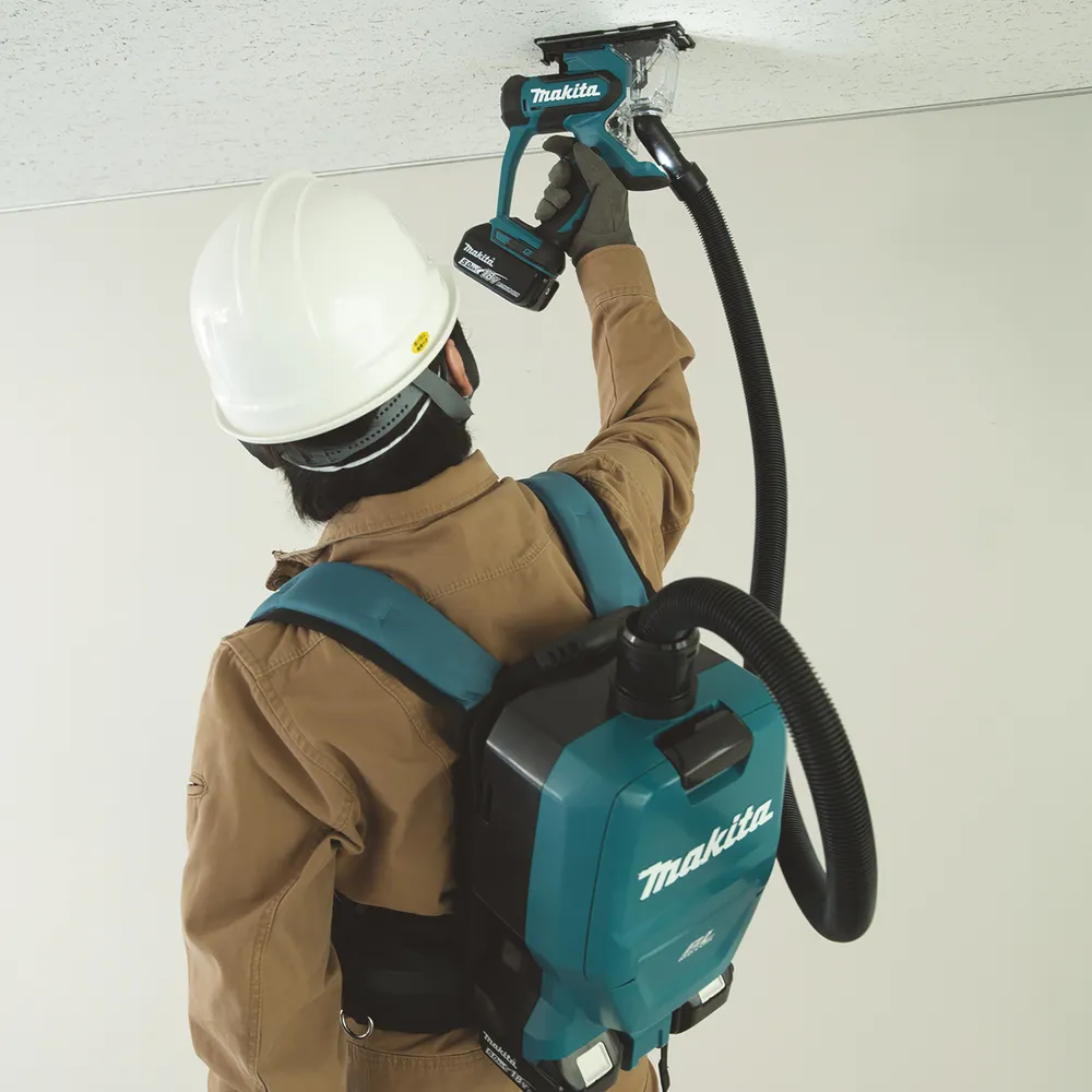 Pildil on Makita akukipsplaadi lõikur DSD180Z, mida kasutab ehitustööline, kes töötab laes.