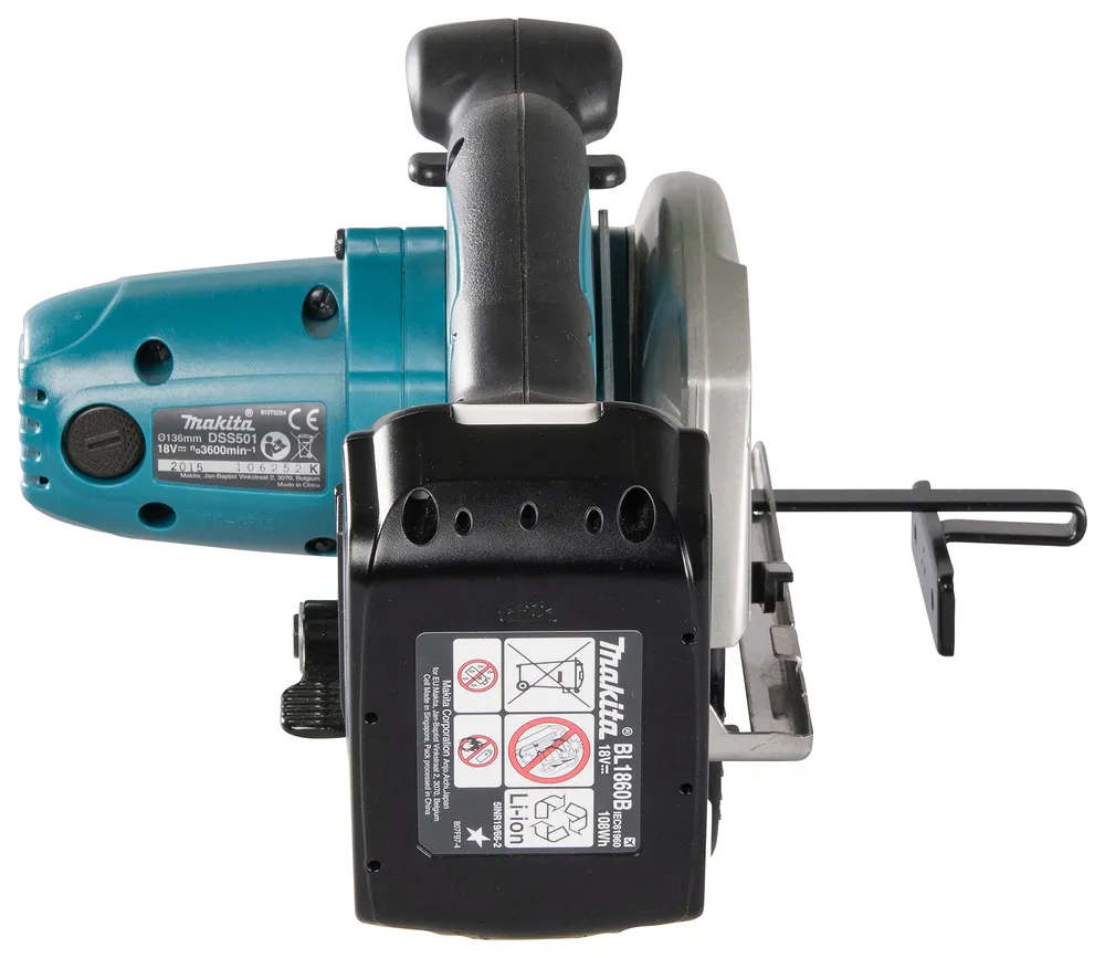 Pildil on näha Makita akuketassaag DSS501Z, millel on aku ja saeketas.