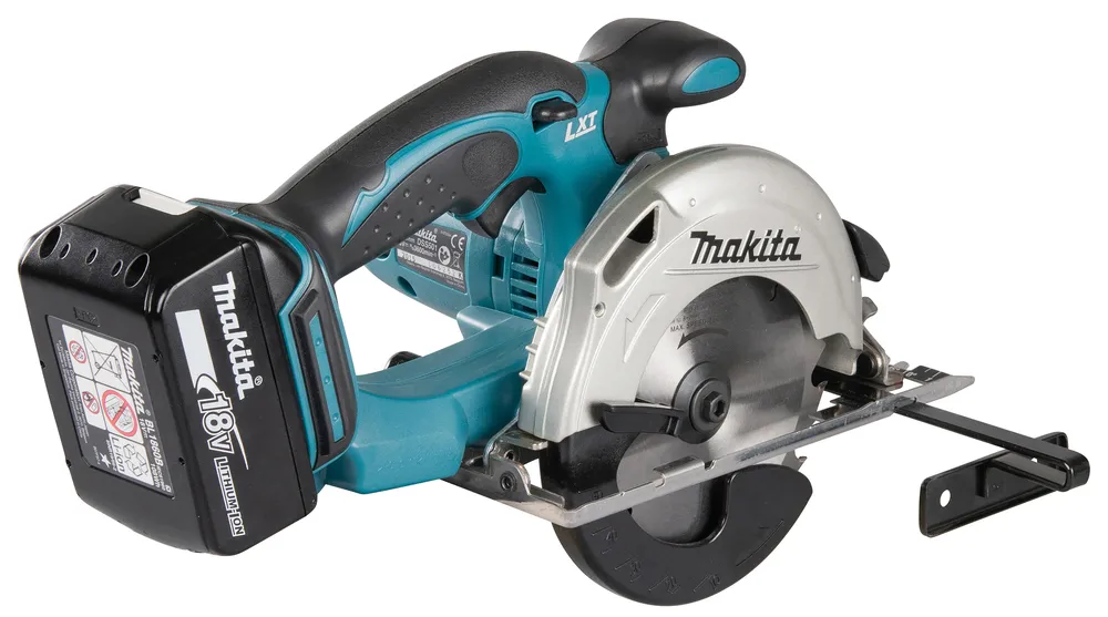 Pildil on Makita akuketassaag DSS501Z, millel on Makita aku küljes.