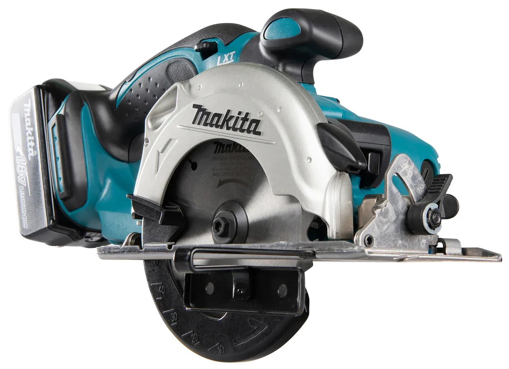 Pildil on Makita akuketassaag DSS501Z, ilma akuta ja laadijata, nähtavana on saag, selle ketas ja tööriista korpus.
