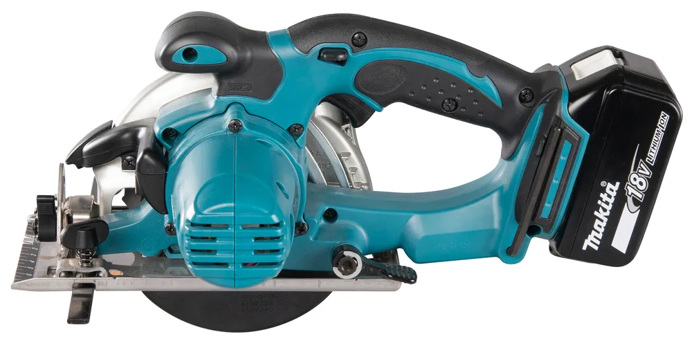 Pildil on Makita akuketassaag DSS501Z, mis on sinimusta värvi ja millel on kinnitatud aku.