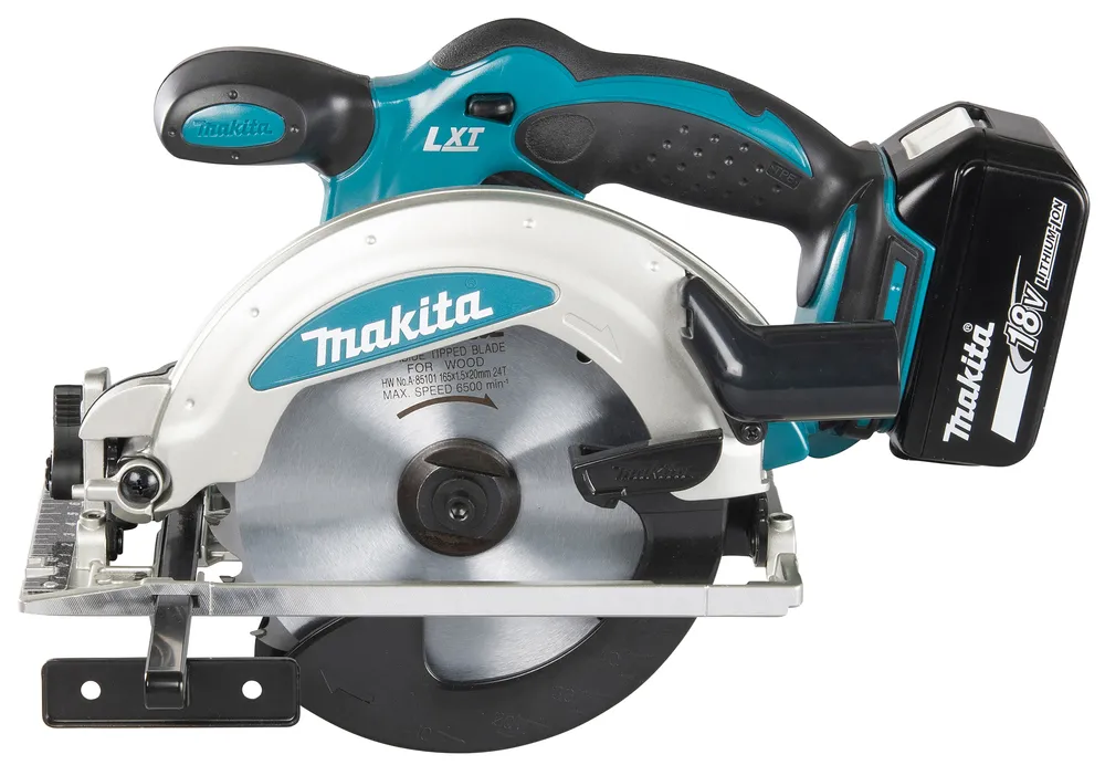 Pildil on Makita akuketassaag DSS610Z, mida näidatakse koos akuga, mis on paigaldatud seadmele.