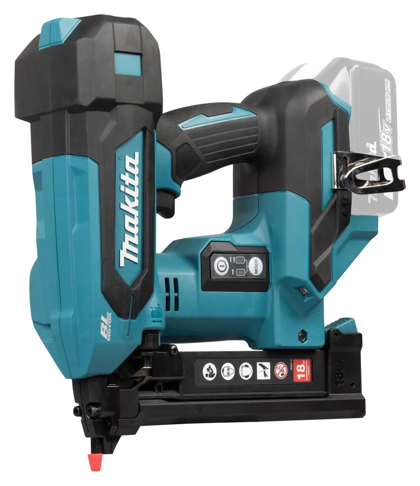 Pildil on Makita akuklambripüstol DST630ZJ, millel on aku ja laadija.