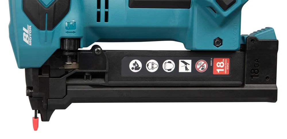 Pildil on näha Makita akuklambripüstol DST630ZJ, mis on detailselt kujutatud nii, et on näha selle musta ja türkiissinist...