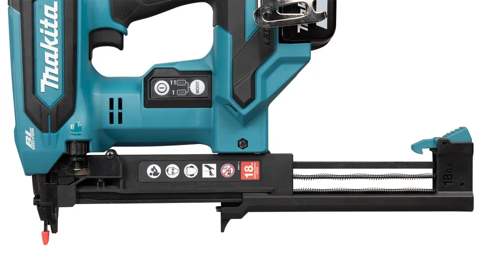 Pildil on kujutatud Makita akuklambripüstol DST630ZJ, mis on detailne lähivõte tööriista küljest ja klambrite laadimisosast.