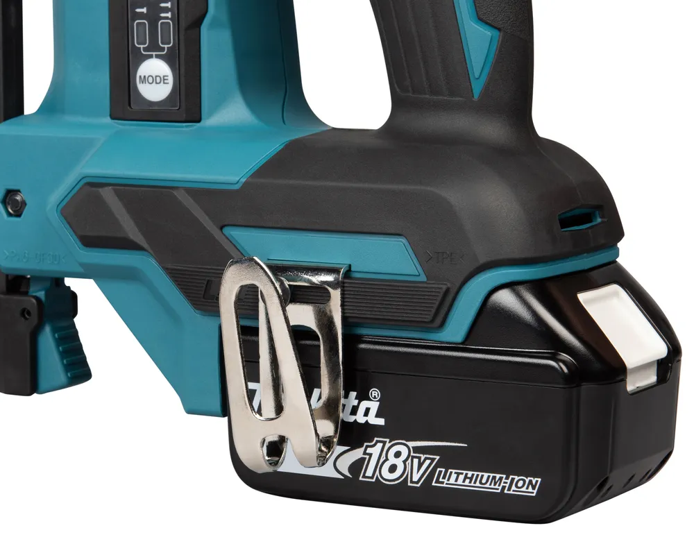 Pildil on näha Makita akuklambripüstol DST630ZJ koos 18V liitiumioon akuga.