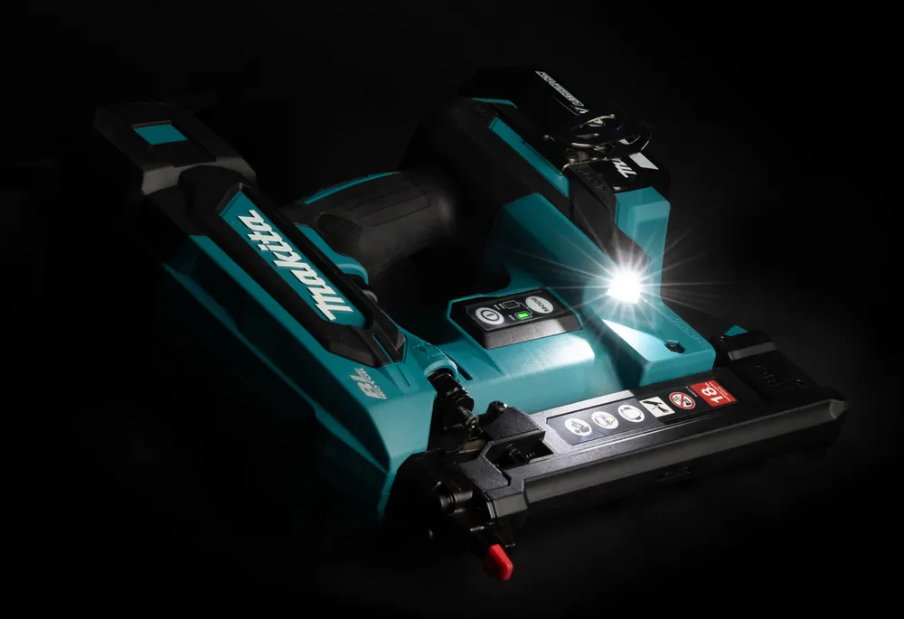 Pildil on näha Makita akuklambripüstol DST630ZJ, mis on valmistatud sinise ja musta värvi plastikust ning on varustatud...