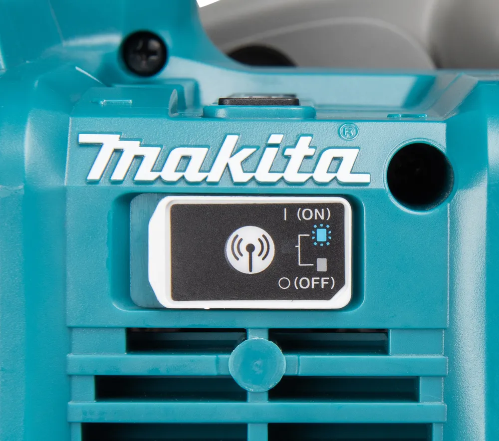 Pildil on detail Makita akuketassaagi DSP601ZJU korpus, kus on näha logo, juhtpaneel ja lüliti.