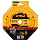 Pildil on näha DeWalt Elite General Purpose 165 mm 24T saeketas koos pakendi, elektrilise kettsae ja puitmaterjali näidisega.