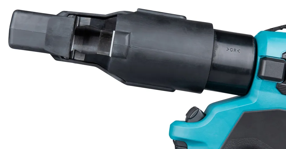 Pildil on detailne vaade Makita akukaablipressi DTC302ZK otsast, näidates selle musta kaitsekatte konstruktsiooni ja...