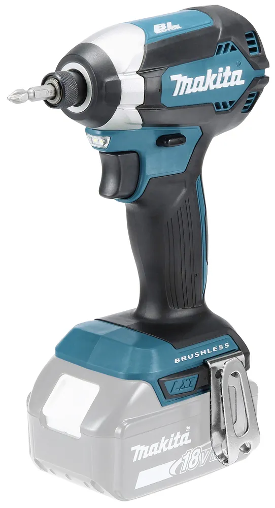 Pildil on Makita akulöökkruvikeeraja DTD153Z, mille küljes on kruviotsak ja alumisel osal on kinnitusklamber.