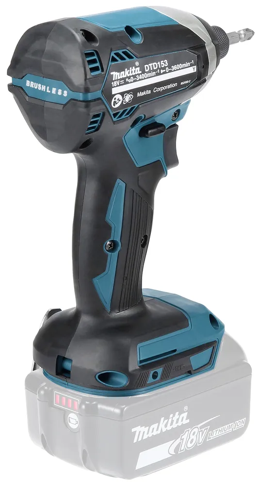 Pildil on Makita akulöökkruvikeeraja DTD153Z, mis on kinnitatud akule, ja seade on sinise ja musta värviga.