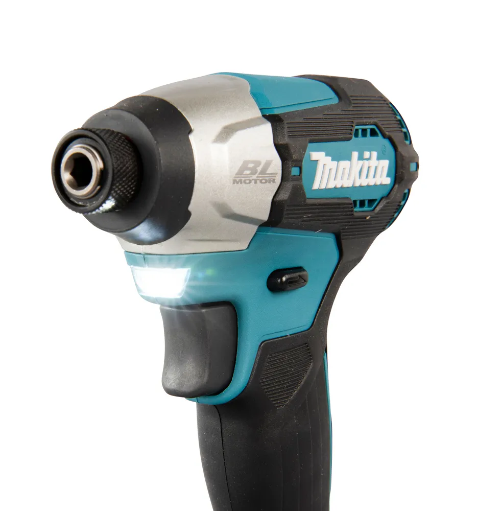 Pildil on Makita akulöökkruvikeeraja DTD157Z, millel on sisse lülitatud LED-tuli.