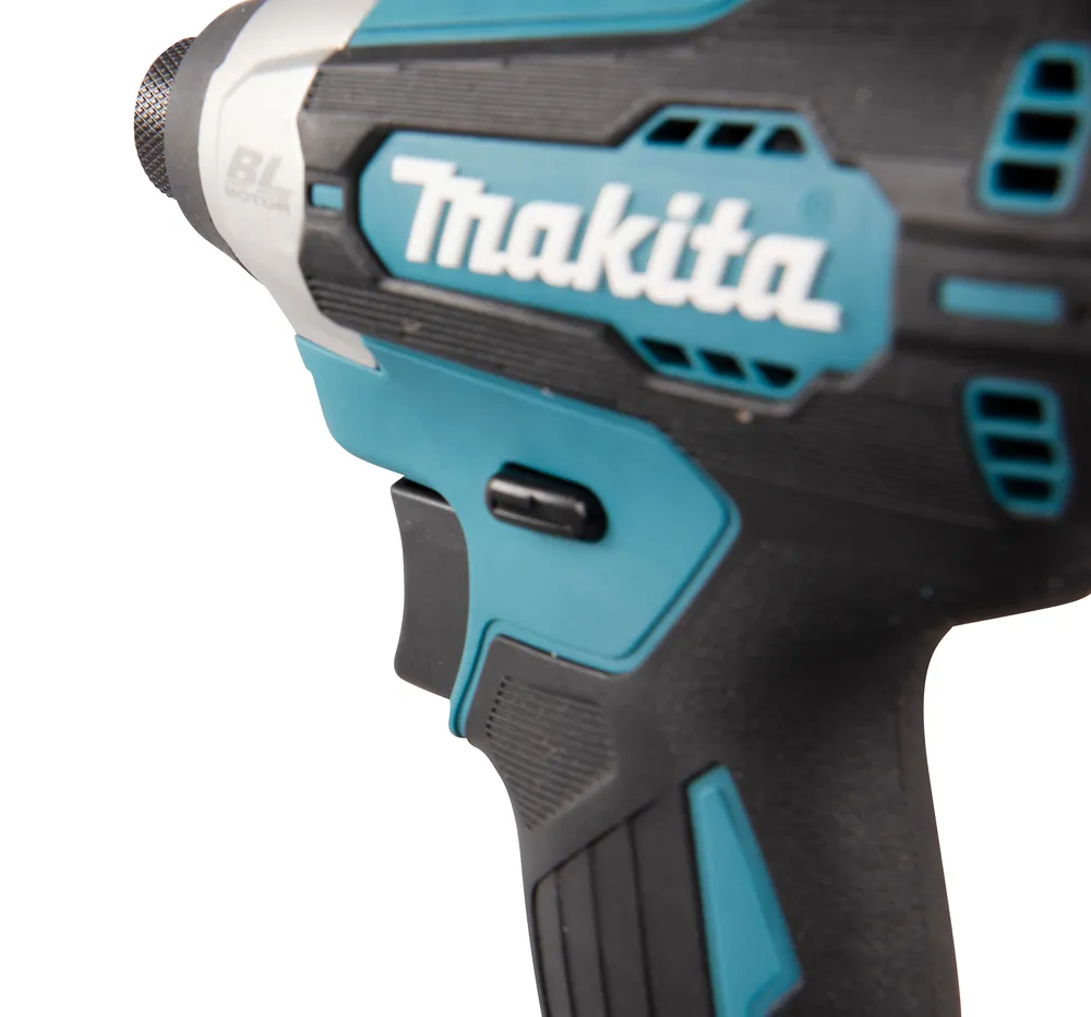 Pildil on detailne vaade Makita akulöökkruvikeeraja DTD157Z-st, näidates toote korpuse detaile ja käepideme kujundust.