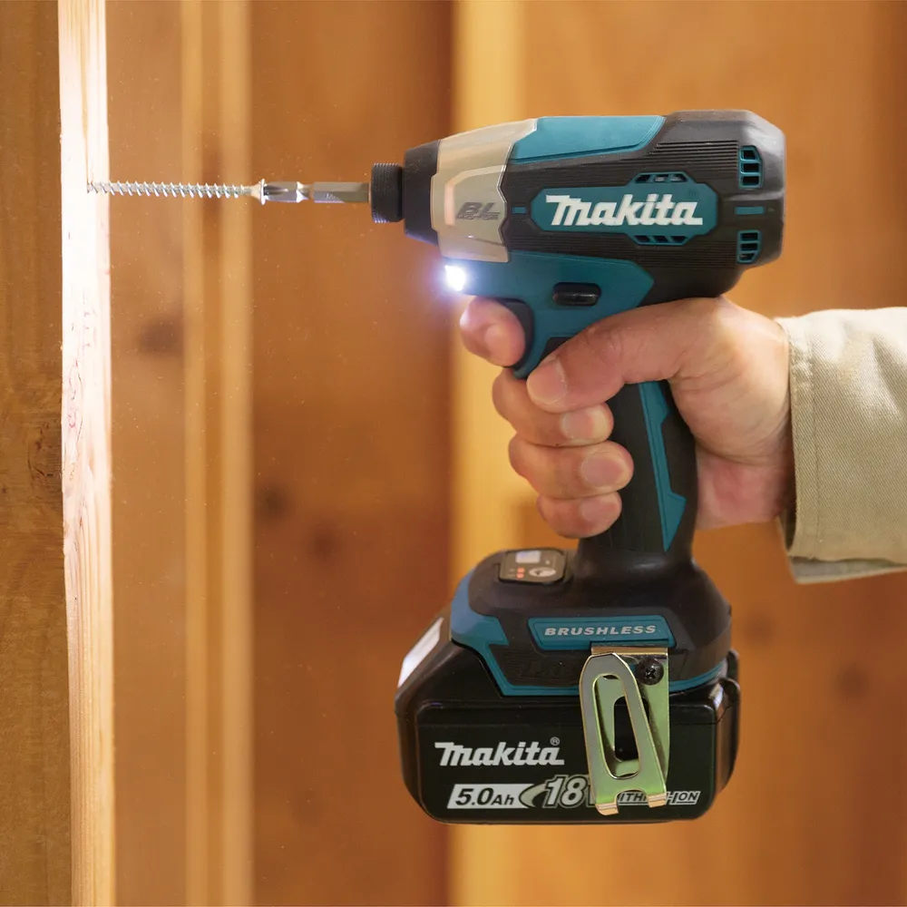 Pildil on Makita akulöökkruvikeeraja DTD157Z, millega keeratakse kruvi puidu sisse, samal ajal kui tööriista hoiab käes...